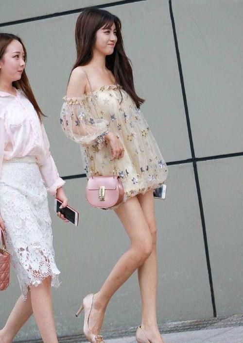 妩媚|爱穿黑色丝质吊带裙, 秀出婀娜身姿,展现妩媚与小性感