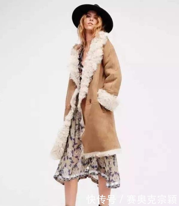半身裙搭配|最近流行一种“保暖穿搭”,叫“羊羔毛外套+半身裙”,时髦显瘦