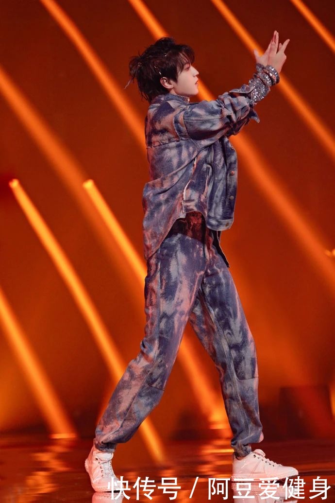 冷热变幻的早秋时节,让这些扎染单品给你带来惊喜,穿出高级感