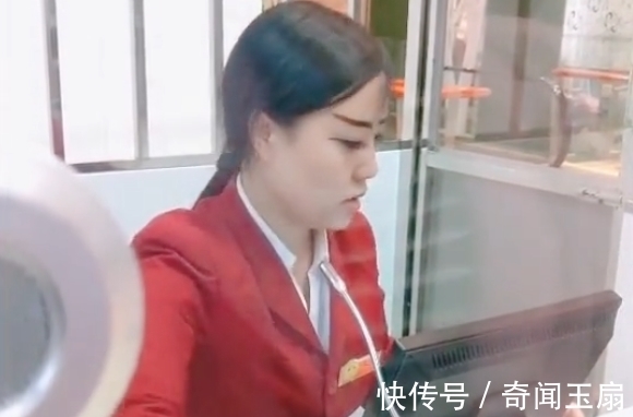 小姐姐|小姐姐画着一对关公眉,她抬头那一刻,才发现颜值跟眉毛没有关系