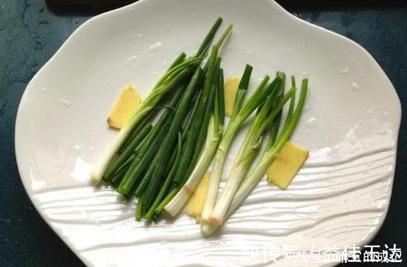大葱丝|做清蒸鱼,谨记“2不放”,鱼肉蒸好不柴不腥,又鲜又嫩又香