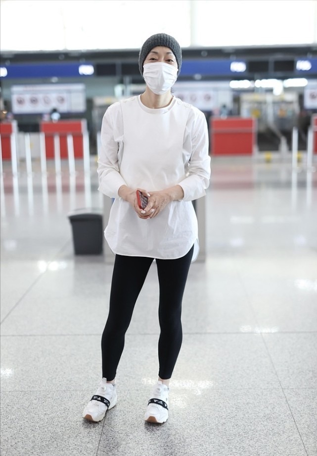 极简|毛阿敏真是“阿姨圈顶流”,白上衣配紧身裤干净利落,简约大气