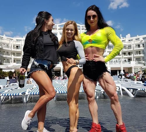 强壮|从苗条姑娘，到如今的肌肉芭比，肌肉让部分男人自叹不如