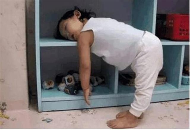 爸妈|宝宝因“睡姿”意外走红,睡着也有称霸舞林的气势,网友笑声一片