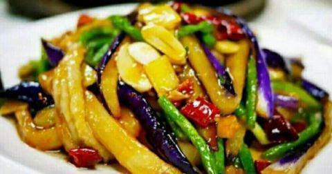 番茄鱼片汤,粉蒸鱼头,豆角焖茄块,麻辣耳丝的做法