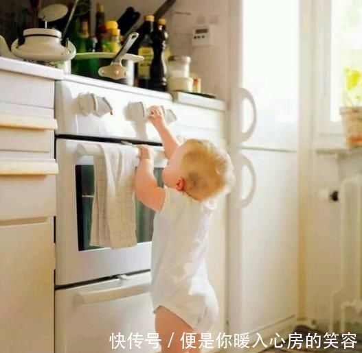 医生|3岁女宝误将502滴入眼睛,宝妈临危不乱的做法,获医生夸赞