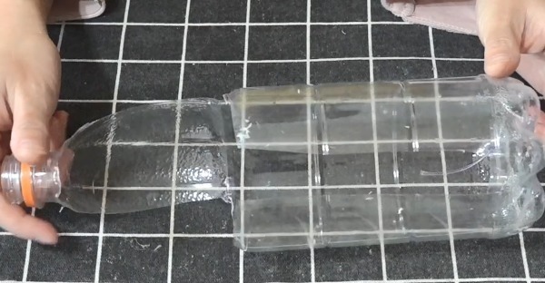 大号塑料瓶不要扔，剪几刀挂在马桶边，全家人都抢着用，太棒了！