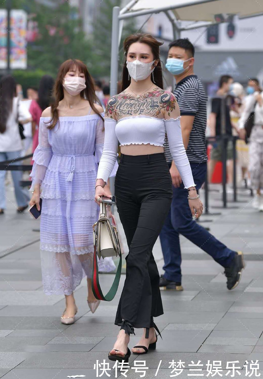 夏季简约率性的穿搭,一字肩短衫+开叉阔腿裤,尽显时尚潮流气息