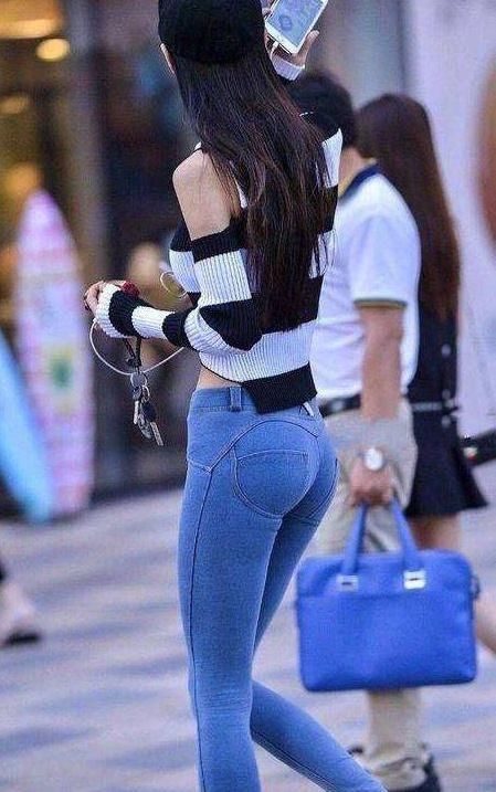 紧身牛仔裤|穿紧身牛仔裤小姐姐,性感身材彰显街头女神魅力,修饰完美身形