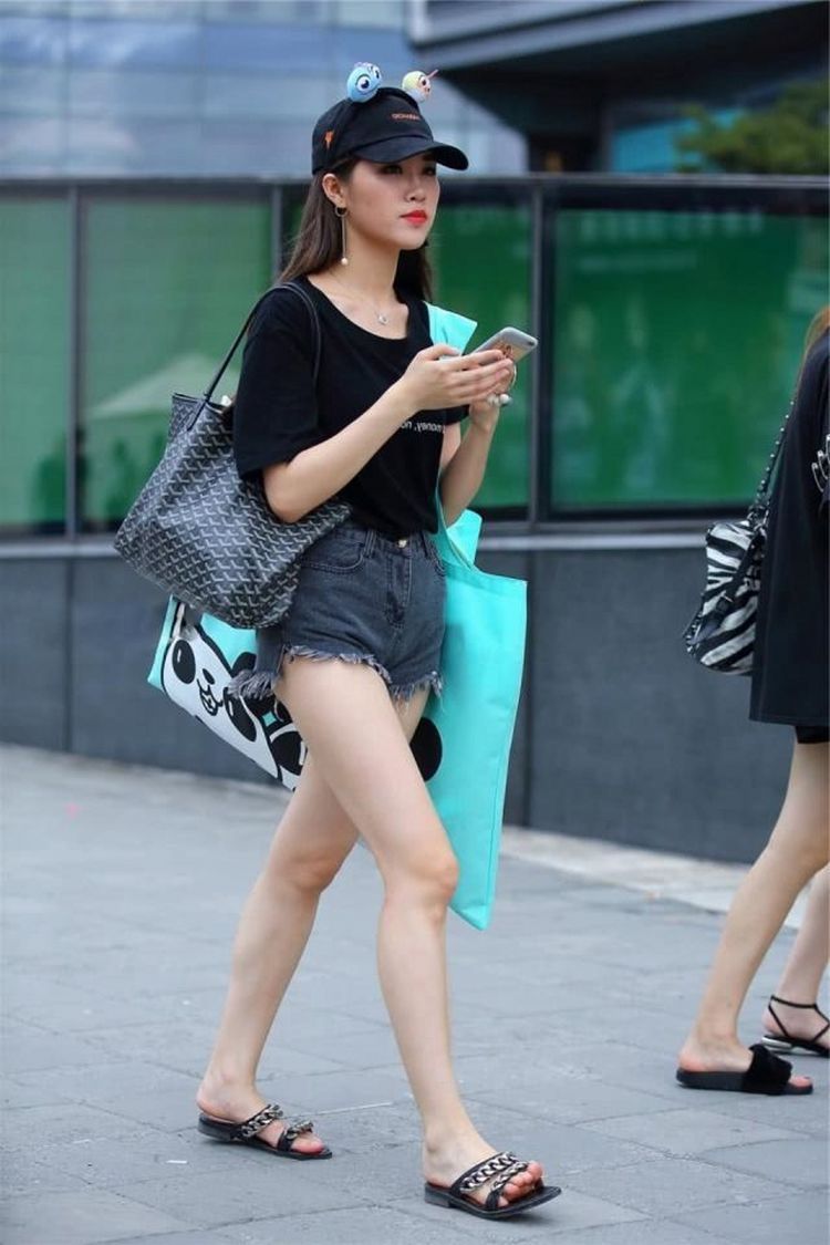 蕾丝|街拍美女 披肩秀发搭配长款裙子