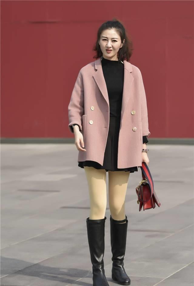 肤色 街拍:笑容很甜美的肉丝短靴女生,打扮也很有气质的OL范