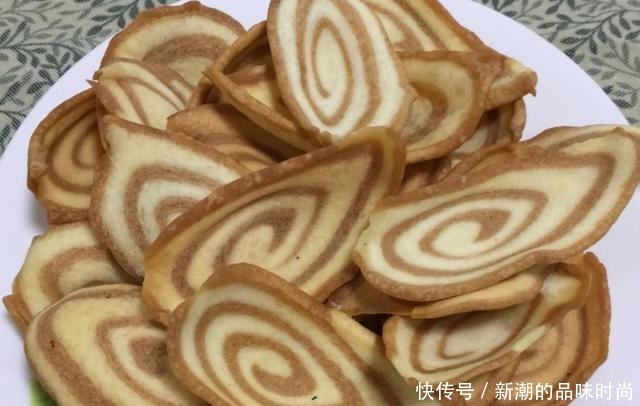 家里没零食了，我用面粉做了一大锅猫耳朵，儿子说比买的好吃