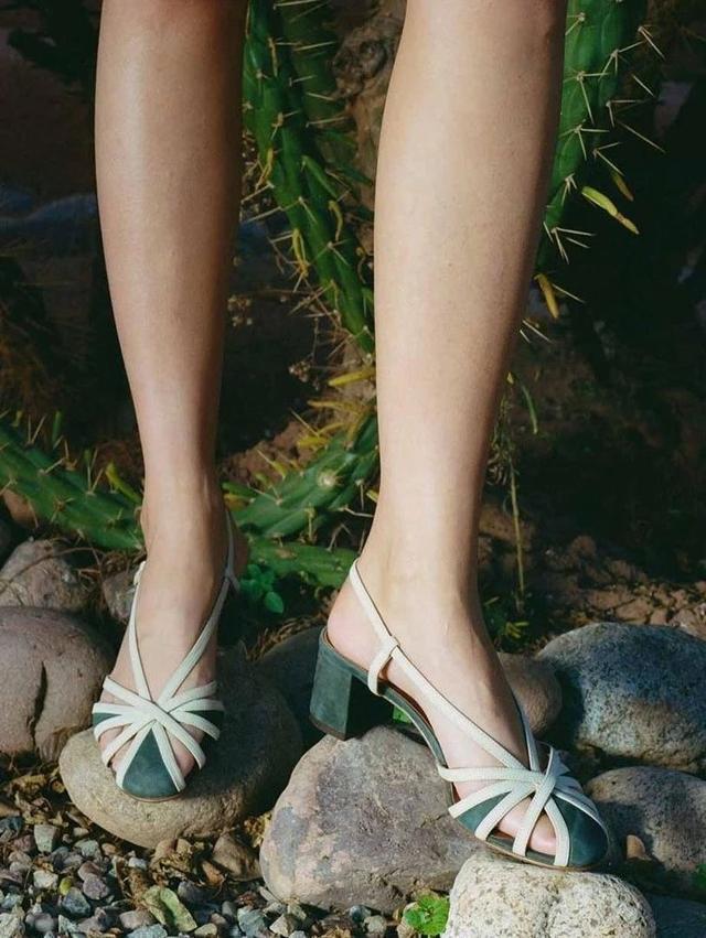 参考价格 翻了身的“土味凉鞋”,这次成了时髦精心中的C位