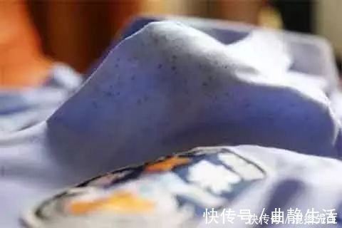 白色的衣服容易脏和发黄,有了这一招,不管什么颜色都变干净