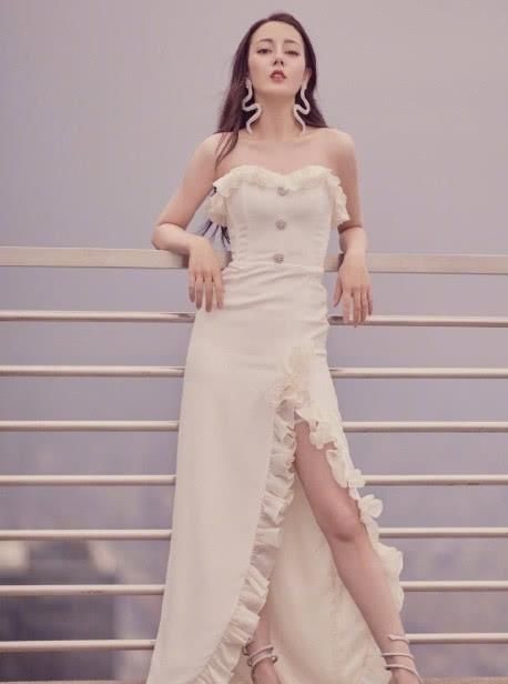 高跟鞋 热巴的脚有多小看清她穿高跟鞋时的大脚趾头,真的尽力了