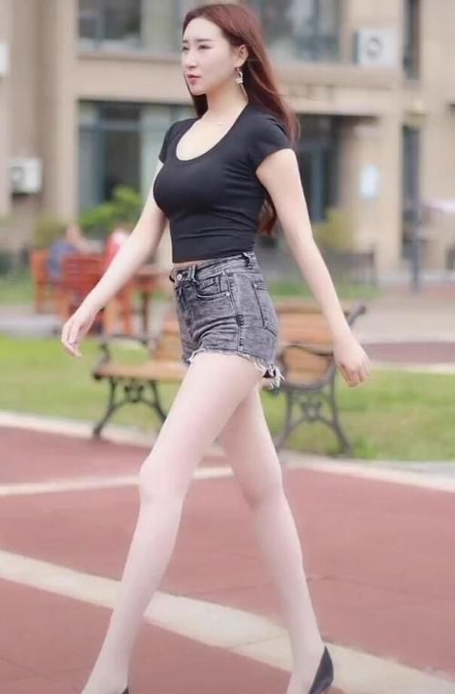 美女|如果说黑色代表成熟，全黑色的美女就有一分“熟女光芒”