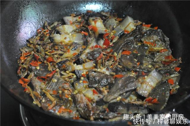 就是此菜!害得我没忍住吃了3碗饭!2块钱能炒一大锅,太香了!