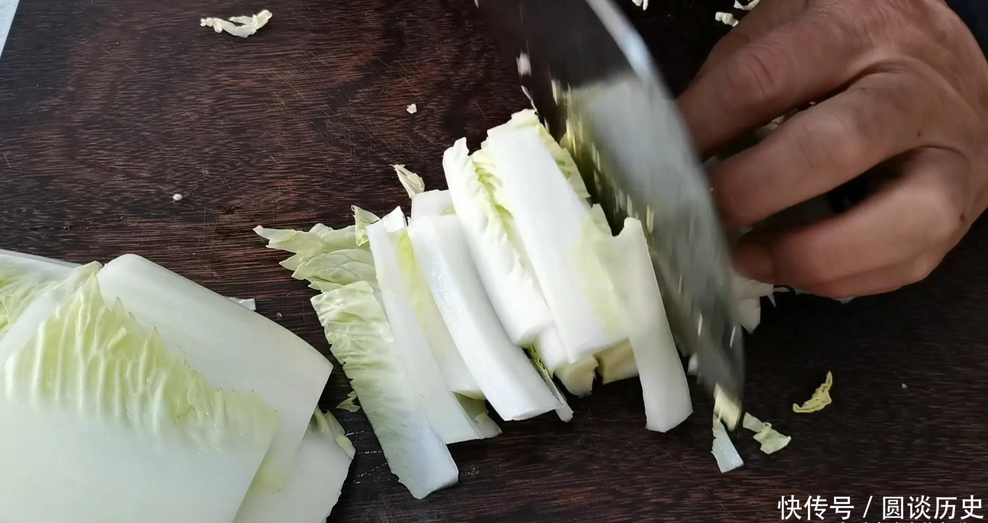 天冷就爱吃一锅猪肉白菜炖粉条,有荤有素,营养美味,特别下饭