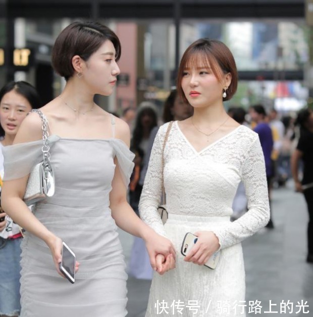 秀腿秀|夏日闺蜜灰白配，上街这么穿，哪个男人不喜欢看呢！