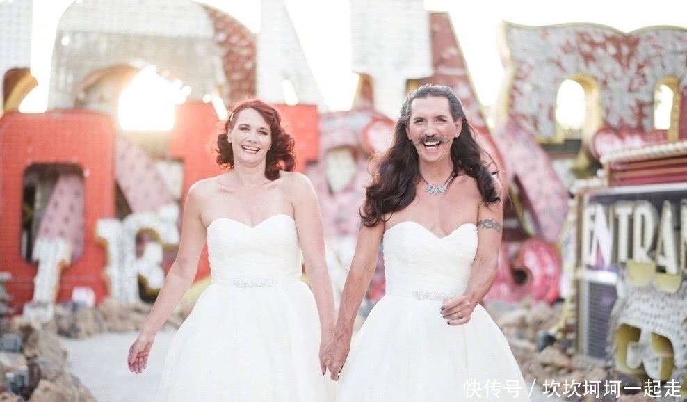 艾玛|奇闻:夫妻穿同款婚纱结婚,丈夫少女心爆棚,网友:比谁更漂亮