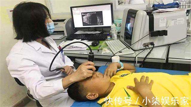 乐乐|3岁男孩把石灰撒进眼睛,妈妈却不敢用水洗,事后医生骂无知