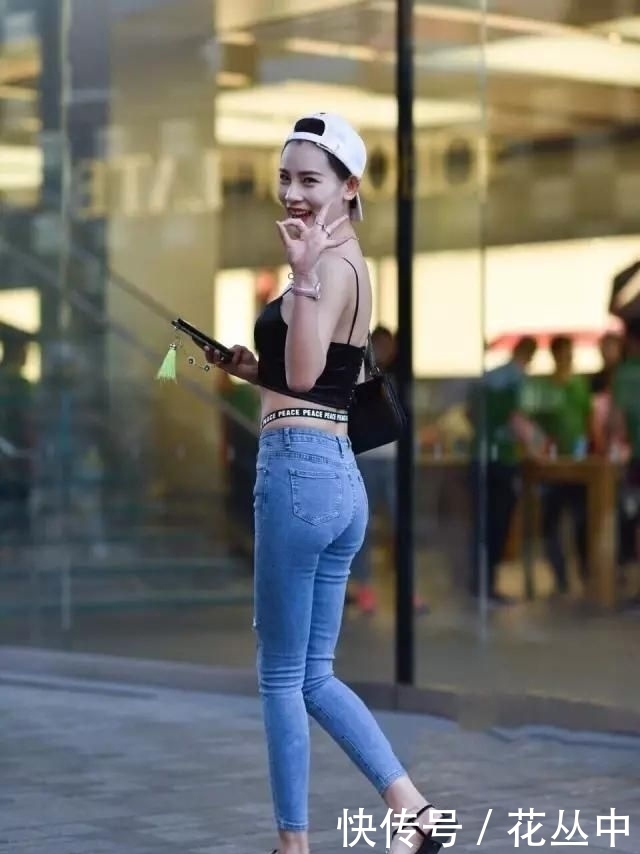 蓝色牛仔裤搭配粉色的字母T恤,穿出甜美的身材!