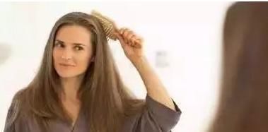 头发|女性头发多久洗一次最好?洗头常犯的4个错误,很多人都避免不了