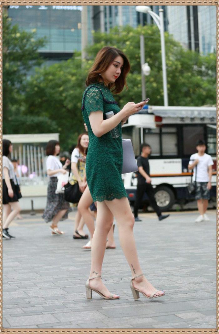 身材|街拍这种发福的身材,穿深绿色短裙很老气,像个老太太一样吧