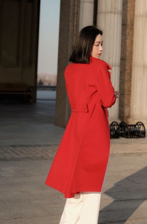 修饰|冬季该如何穿?经典大衣搭配半身裙或长裤高级感满满,简约大气