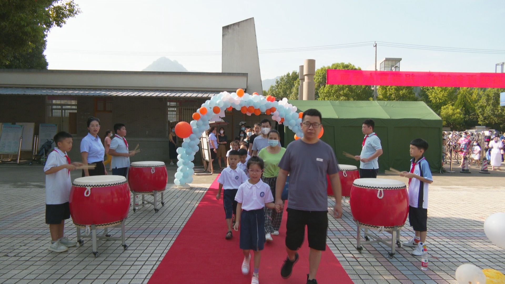 桐庐小学|“朱砂启智”“拜师行礼” ……桐庐小学的迎新活动满满的仪式感！