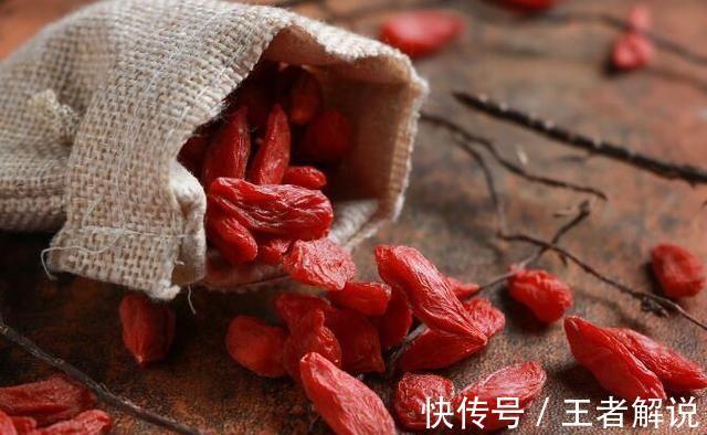 亢奋者|每晚睡前干嚼几粒枸杞,坚持一个月,身体会有哪些变化呢?