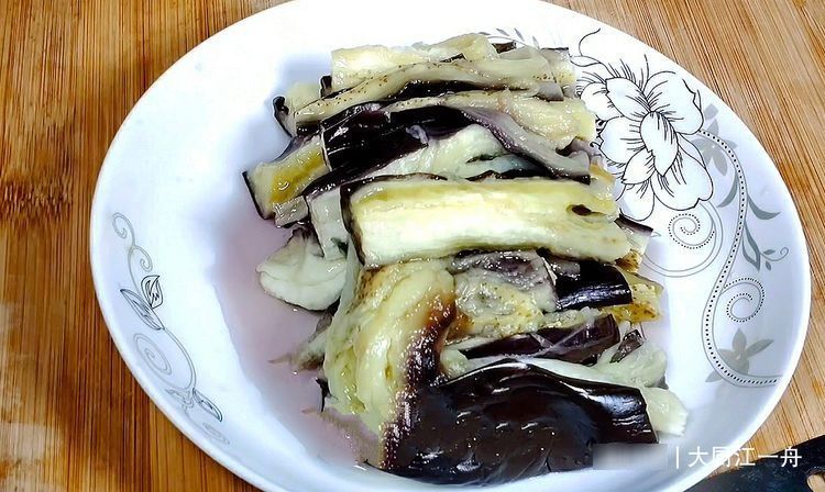 小米辣|蒸茄子，切记不要直接上锅蒸，多加1步，鲜嫩入味不变色，真解馋