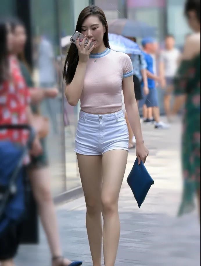 针织短袖衫 姐姐选了淡粉色的针织短袖衫,既清爽又显腿长,美的高挑又靓丽