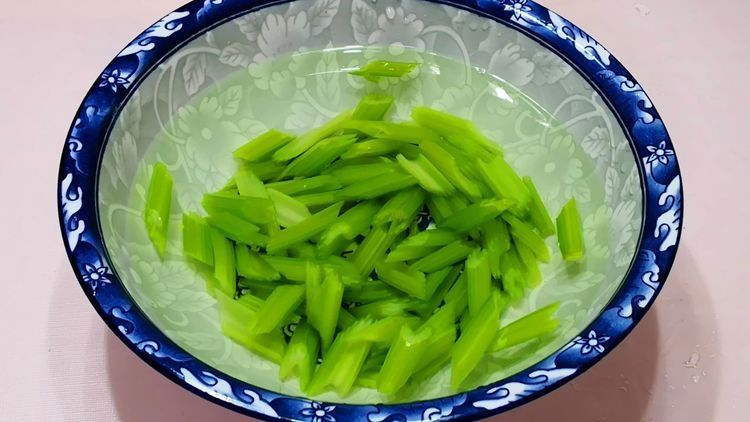 炒芹菜，不要直接下锅炒，多加1步，芹菜不变色，又脆又嫩又入味