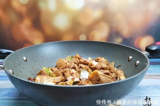 一家4口在家吃酱香排骨火锅,花了150,比吃快餐便宜,超值