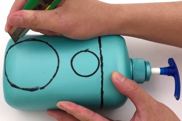 小圆|洗发水瓶不要扔，中间割2个圆，放在卫生间，全家人都要抢着用！