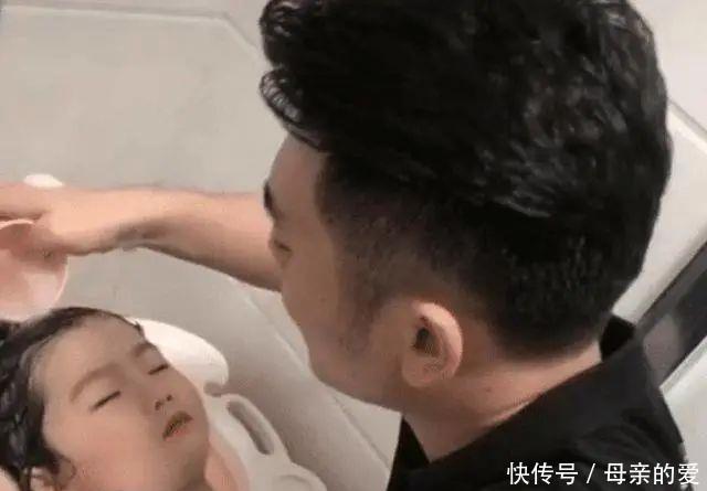 妈妈|妈妈给娃洗头vs爸爸给娃洗头,宝宝表情逗乐网友:人间真实