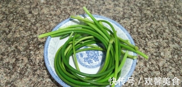 凉菜|凉菜只会拍黄瓜?教你这菜,撕成条就上桌,比黄瓜好吃,过瘾