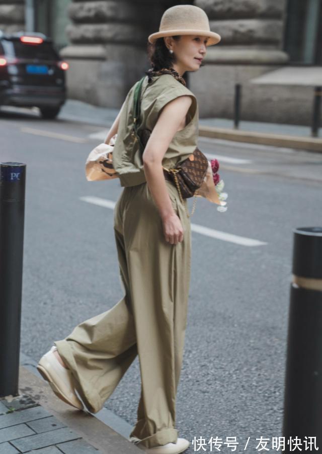 连体裤 女人过了50岁少穿高跟鞋,太伤脚!学三木妈妈这么穿,舒适又高级