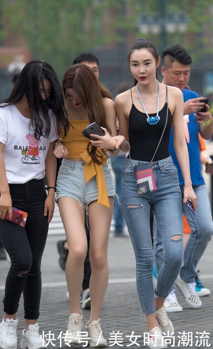 黑色|一袭紧身的黑色小吊带,搭配牛仔热裤,满满的性感气质