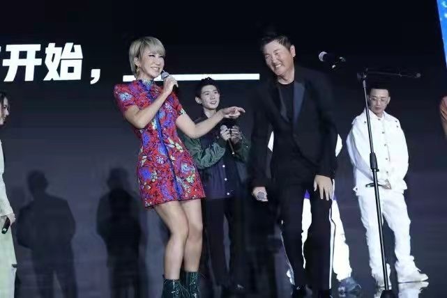 发色 李玟舞台造型真惊艳,复古中式旗袍大展迷人身姿,金色短发太吸睛