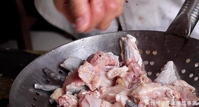 鲜嫩|炖鸡肉时,千万不要直接加水炖,多做这一步,鸡肉鲜嫩,没有腥味！