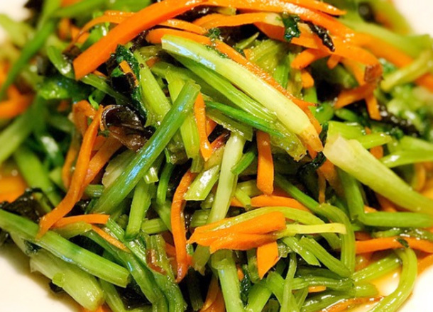 青春痘|孩子18岁青春期易长青春痘少吃辛辣，多吃美容菜，清热解毒皮肤好