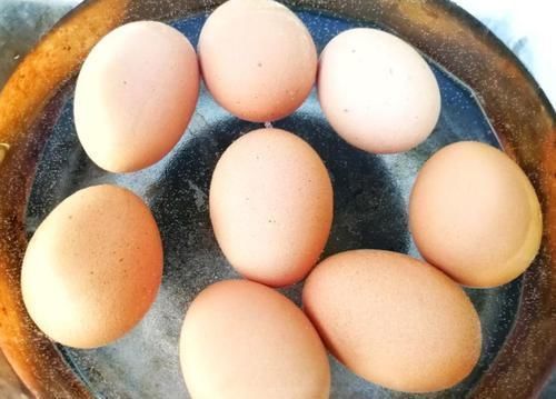 煮鸡蛋,水里多加一勺它,蛋壳不开裂,很好剥壳,鸡蛋又香又嫩