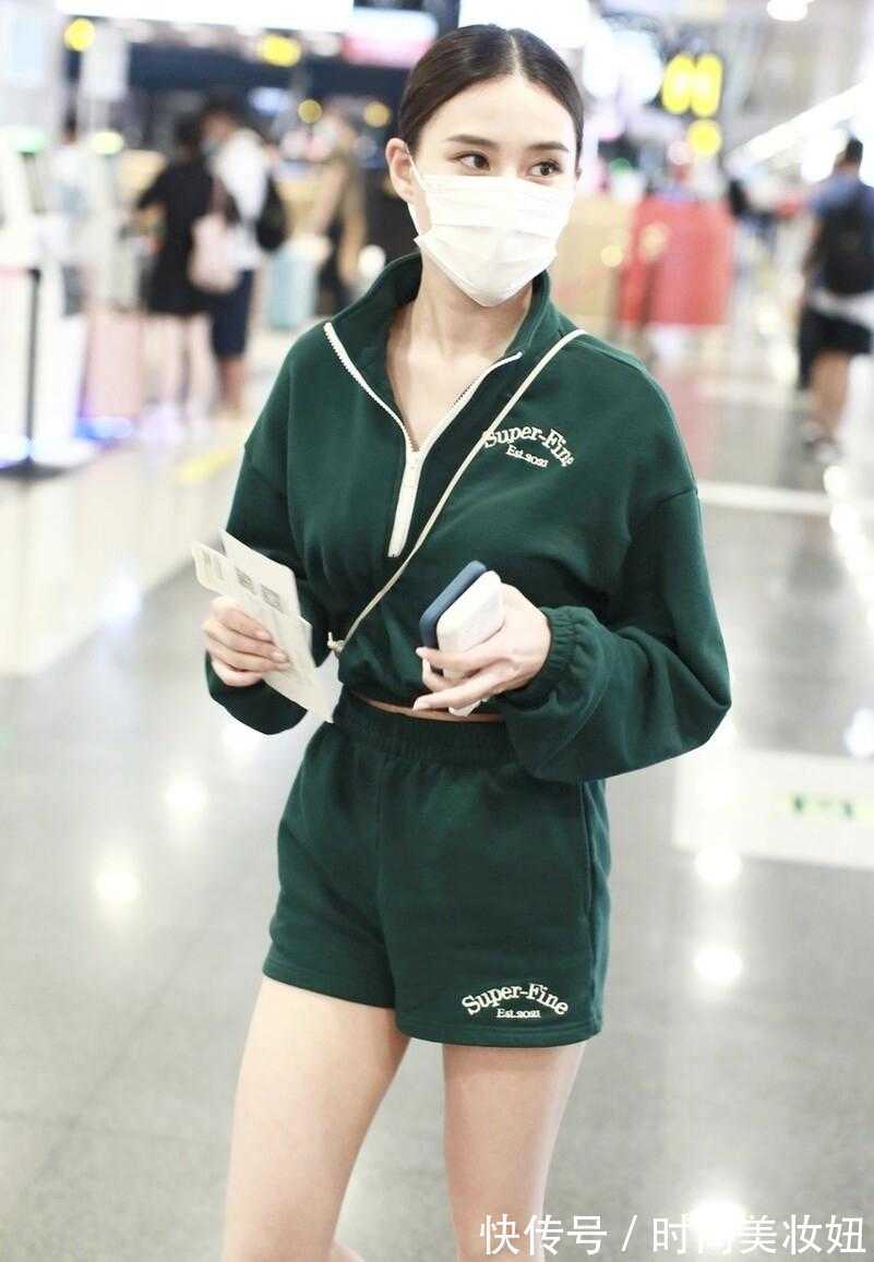 养眼|何超莲不愧是“富家女”,穿运动装走机场高级洋气,气质太养眼了