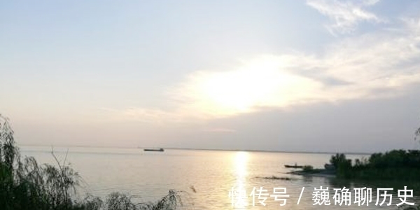 汉江临泛!孟浩然写“水”奔放雄伟,王维写“水”壮丽磅礴,谁的气势更足?