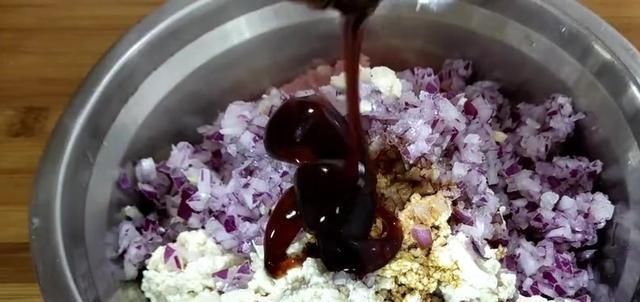 豆腐别红烧,加一个洋葱,学会这个馋嘴的做法,一大锅不够吃