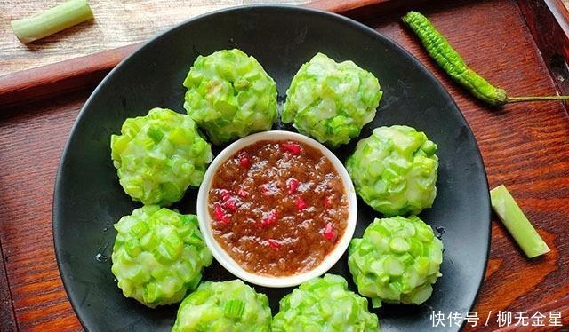 小饼|夏季多给孩子做这个吃,食材拌匀团成饼,上锅蒸一蒸,好吃营养高!