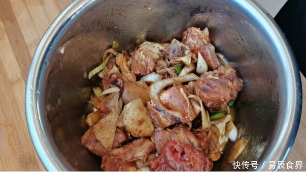 黄焖鸡米饭,必须会做的一道菜,口感鲜嫩香味浓郁多吃三碗饭