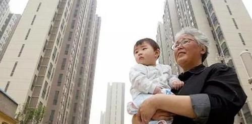 老年人|“中国姥姥”的一天，带娃做家务从早忙到晚，网友：比我上班还累